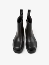 Botín negro de piel vacuna con plataforma y tacón escultural. Cuenta con plantilla reciclada OrthoLite y suela de EVA.