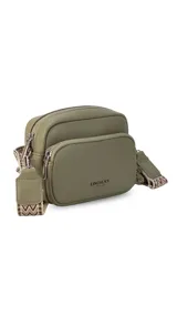 Bandolera de símil cuero color verde oliva, con diseño de dos compartimentos con cierre y correa ajustable de tela con patrón geométrico.