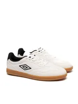 Championes Umbro modelo Track, color negro, con suela de goma color caramelo. Presenta el logo Umbro en el lateral en color blanco.