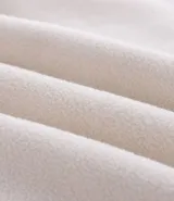 Buzo cerrado de fleece con capucha ajustable, manga larga con puños acanalados, bolsillo tipo canguro y cintura ajustada.