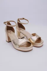 Sandalias negras de cuero con plataforma y taco ancho.