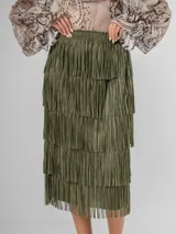 Maxi falda color beige con flecos escalonados y diseño de capas, confeccionada en tela elastizada con cintura elástica.