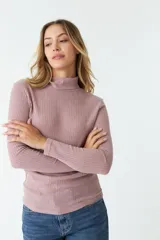 Remera de manga larga con cuello alto, confeccionada en tejido de punto acanalado de textura suave.