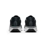 Championes de running Nike modelo Air Winflo 11, color negro con detalles en blanco. Presentan una parte superior de malla transpirable, logo lateral en contraste y entresuela con tecnología Air para mayor amortiguación.
