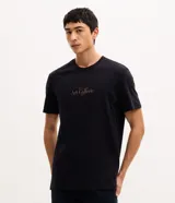 Remera negra de manga corta y cuello redondo, confeccionada en algodón, con estampa frontal tipográfica "Art Gallerie" en el centro del pecho.