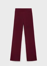 Pantalón de punto fino con diseño recto y largo, de tiro medio y cintura con goma elástica.