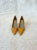 Zapato de tacón color verde agua, con punta fina y taco cuadrado forrado en cuero tipo madera.