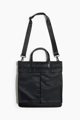 Bolso tote negro de tejido revestido con doble asa superior y correa bandolera ajustable y extraíble. Cuenta con compartimento principal con cierre y bolsillo frontal con costura vertical y botones a presión decorativos.