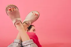 Sandalias marrones con textura tipo reptil, con tiras anchas y ajuste con velcro en el tobillo.