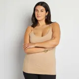 Camiseta de tirantes finos color beige.