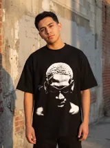Remera negra de algodón con estampado frontal de Dennis Rodman.
