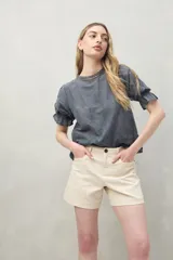 Short de algodón color beige, con diseño clásico de cinco bolsillos, tiro medio y terminación recta.