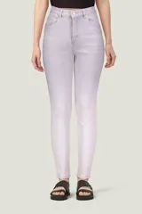 Pantalón de jean celeste con efecto degradado en blanco en la parte inferior.