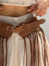 Cinturón ancho de gamuza color marrón con flecos colgantes y hebilla metálica.