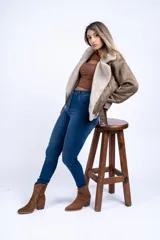 Top negro corto con escote redondo y abertura en el pecho.