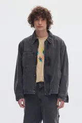 Campera de denim color gris oscuro con lavado washed, cierre metálico frontal y bolsillos delanteros, de diseño clásico.