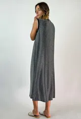 Vestido midi negro sin mangas, con escote en V y ribete blanco en el cuello y las sisas.