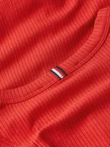 Musculosa roja de Tommy Hilfiger, confeccionada en tejido acanalado de viscosa y elastano, con corte slim y cuello redondo.
