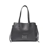 Cartera tipo tote de cuero sintético color negro, con doble asa de hombro, cierre superior y placa metálica decorativa con logo en el frente.