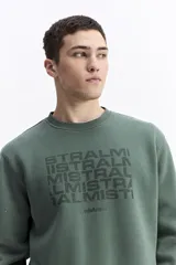 Buzo de algodón con cuello redondo y calce regular. Presenta una estampa frontal con el nombre de la marca Mistral repetido en diferentes niveles y un pequeño logo en la parte inferior. El diseño es de color verde militar.