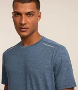 Remera deportiva de manga corta con cuello redondo, confeccionada en tejido técnico con tecnología Dry para mayor transpirabilidad y evaporación del sudor. Presenta un diseño básico con detalles reflectantes.