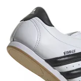 Zapatillas Adidas para taekwondo, color blanco con las tres tiras clásicas en negro y suela color caramelo.