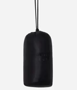 Campera puffer deportiva de mujer, confeccionada en tejido tecnológico ligero con relleno acolchado. Presenta capucha integrada, cierre frontal con cremallera y diseño de manga larga. La prenda destaca por su versatilidad, siendo capaz de transformarse en una pequeña cartera.