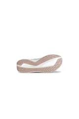 Championes urbanos color rosa pálido con detalles en beige y gris.