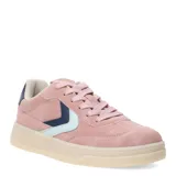 Championes urbanos Miss Carol Vilard, color rosa con detalles en azul marino y celeste, confeccionados en gamuza sintética, con logo lateral en forma de flecha y suela color crema.