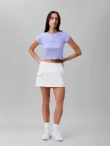 Remera corta de Calvin Klein Jeans color lila, de corte ajustado y mangas cortas. Presenta cuello redondo y logo de la marca estampado en el pecho.