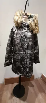 Campera camuflada con forro de piel sintética, capucha con forro de piel y cuello de piel desmontable.