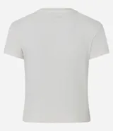 Remera de manga corta y cuello redondo, color blanco crudo, con un estampado central de estrella de cinco puntas con efecto desgastado o grunge.