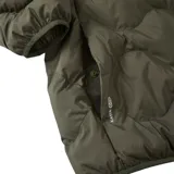 Campera puffer Katin color verde oliva, con diseño acolchado de ondas, cierre frontal con botones a presión y cuello alto.