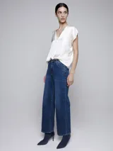 Pantalón de jean clásico de tiro alto, corte recto y pierna ancha.