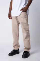 Pantalon de corte regular confeccionado en gabardina resistente, con diseño clásico de cinco bolsillos y cierre frontal.