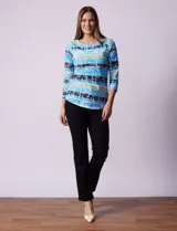 Remera de algodón con estampado floral y de rayas horizontales en tonos azules, negros y beige. Presenta escote redondo a la base y mangas tres cuartos.