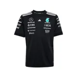 Camiseta deportiva Adidas, réplica de la utilizada por el equipo Mercedes-AMG Petronas Formula One Team. Color negro con detalles en blanco y logos de los patrocinadores. Confeccionada en tejido transpirable AEROREADY.