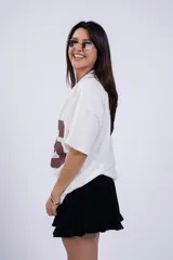 Minifalda negra de tussor con cintura elastizada y volado en el ruedo.