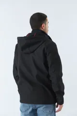 Campera negra para hombre con capucha ajustable y bolsillos con botones.