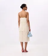 Vestido midi de corte evasé confeccionado en chiffon, con diseño de capas superpuestas, breteles finos y escote en U. Cuenta con forro interior.
