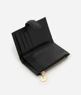 Billetera mediana tipo sobre, color negro, con solapa y cierre de cremallera contrastante con tirador metálico dorado que lleva grabado el logo "Satinato".