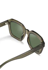 Lentes de sol Eco Shades modelo Romano, con montura cuadrada color verde oliva y lentes verdes. Fabricados con acetato biodegradable y lentes de PMMA reciclado. Cuentan con protección UV 400.