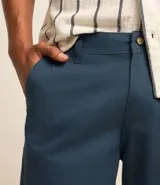 Bermuda de sarga color blanco, de corte recto y diseño básico con bolsillos laterales y traseros.