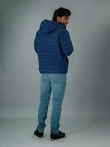 Campera acolchada con capucha, de diseño ligero y funcional, con cierre frontal y bolsillos laterales con cremallera.