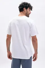 Remera blanca de algodón de manga corta con cuello redondo y bordado de un croissant azul en el pecho.