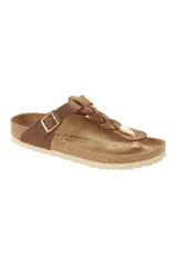 Sandalia Birkenstock modelo Gizeh con tira de cuero trenzada color marrón cognac y hebilla dorada ajustable.