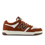 Championes urbanos New Balance modelo 480, con diseño inspirado en el baloncesto. Presentan una combinación de colores en tonos marrón y blanco, con el logo 'N' característico en los laterales, suela de goma resistente tipo cupsole y cierre con cordones.
