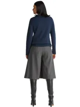 Sweater de punto de lana con cuello redondo, manga larga y corte regular. Presenta un diseño liso en color azul marino con el logo de la marca bordado en el pecho.