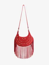 Cartera estilo hobo de cuero color rojo, con diseño semilunar, decoración de tachas metálicas plateadas y flecos largos colgantes en la parte inferior. Cuenta con correa ajustable para el hombro y forro interior con bolsillo.