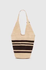 Bolso tipo hobo Anine Bing confeccionado en rafia 100% natural, con diseño a rayas en tonos beige y marrón. Cuenta con tiras de hombro integradas, detalle de tiras de cuero colgantes y un pequeño monograma metálico dorado en la parte frontal.